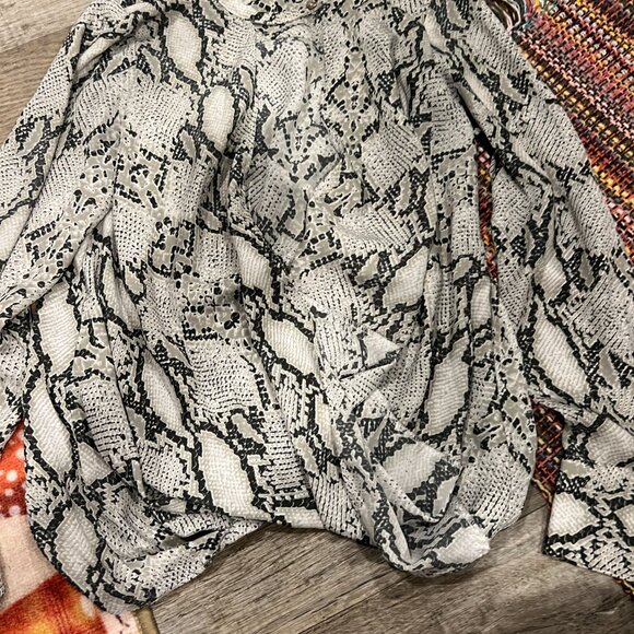 Olivaceaous medium snake print top - Picture 3 of 10